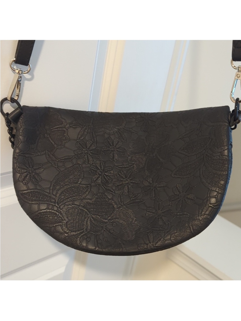Floral Embossed leather Crossbody Bag - Picture 5 of 9